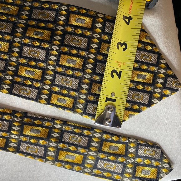 Vintage Vogue Italian Silk Tie Made In Canada Abstract Gold Geometric Diamond - Picture 5 of 6